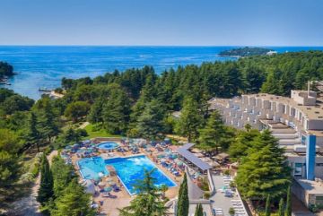 hotel&pool view